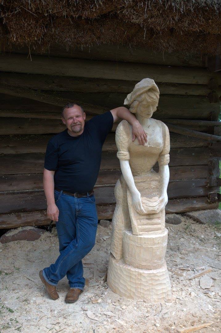 Artysta Wojciechowski z jedną ze swoich drewnianych rzeźb